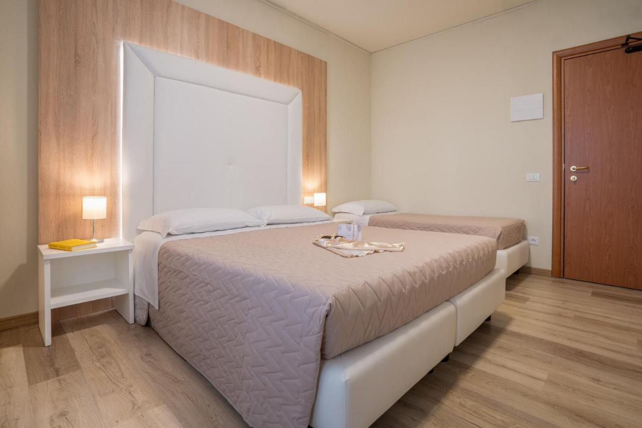 Hotel Suez Lido di Jesolo Bagian luar foto
